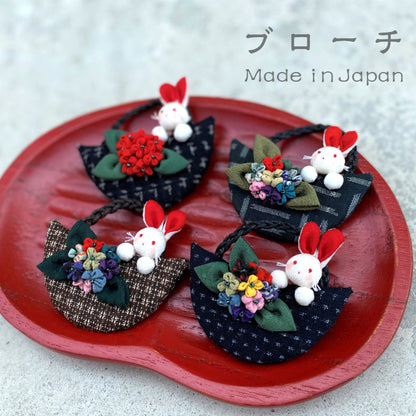 [Handmade Brooch] Made in Japan Doll Rabbit Basket Hydrangea Hydrangea Kurume Kasuri Oshima