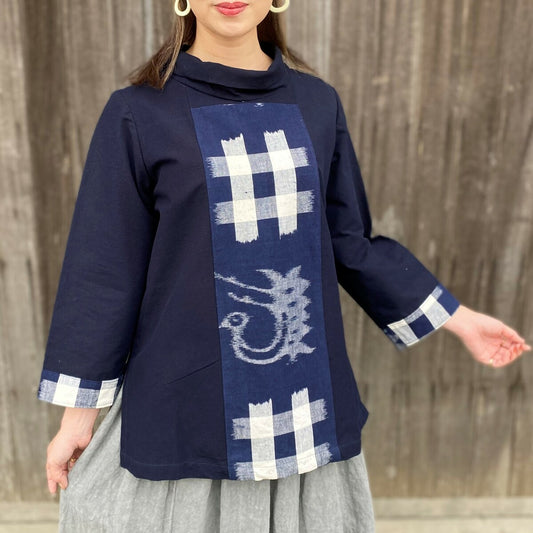 [Illustrated kasuri blouse] Kurume kasuri Igata pattern bird long sleeve dark blue