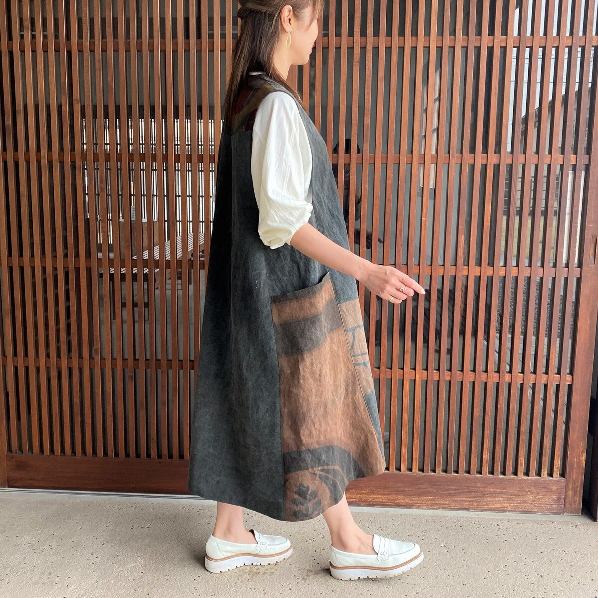 [Old cloth arrangement jumper skirt] One-of-a-kind item by Fukue Takagi,  indigo dyed, family crest, persimmon tannin dyed, flag