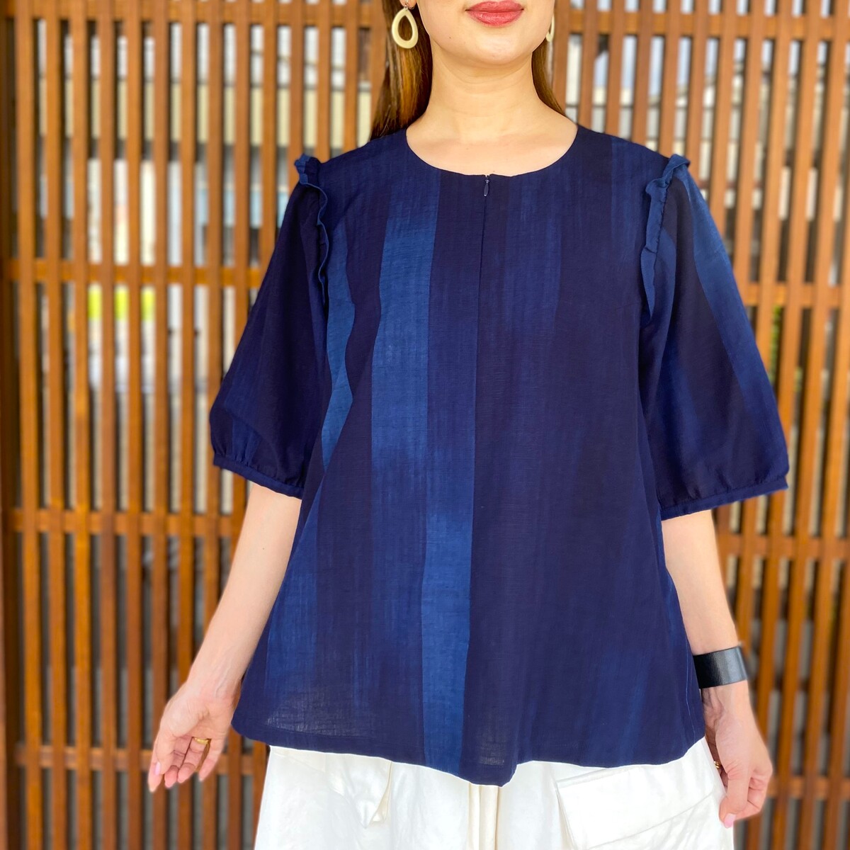 [Kurume Kasuri Frill Blouse] Front zipper, fluffy sleeves, gradation indigo