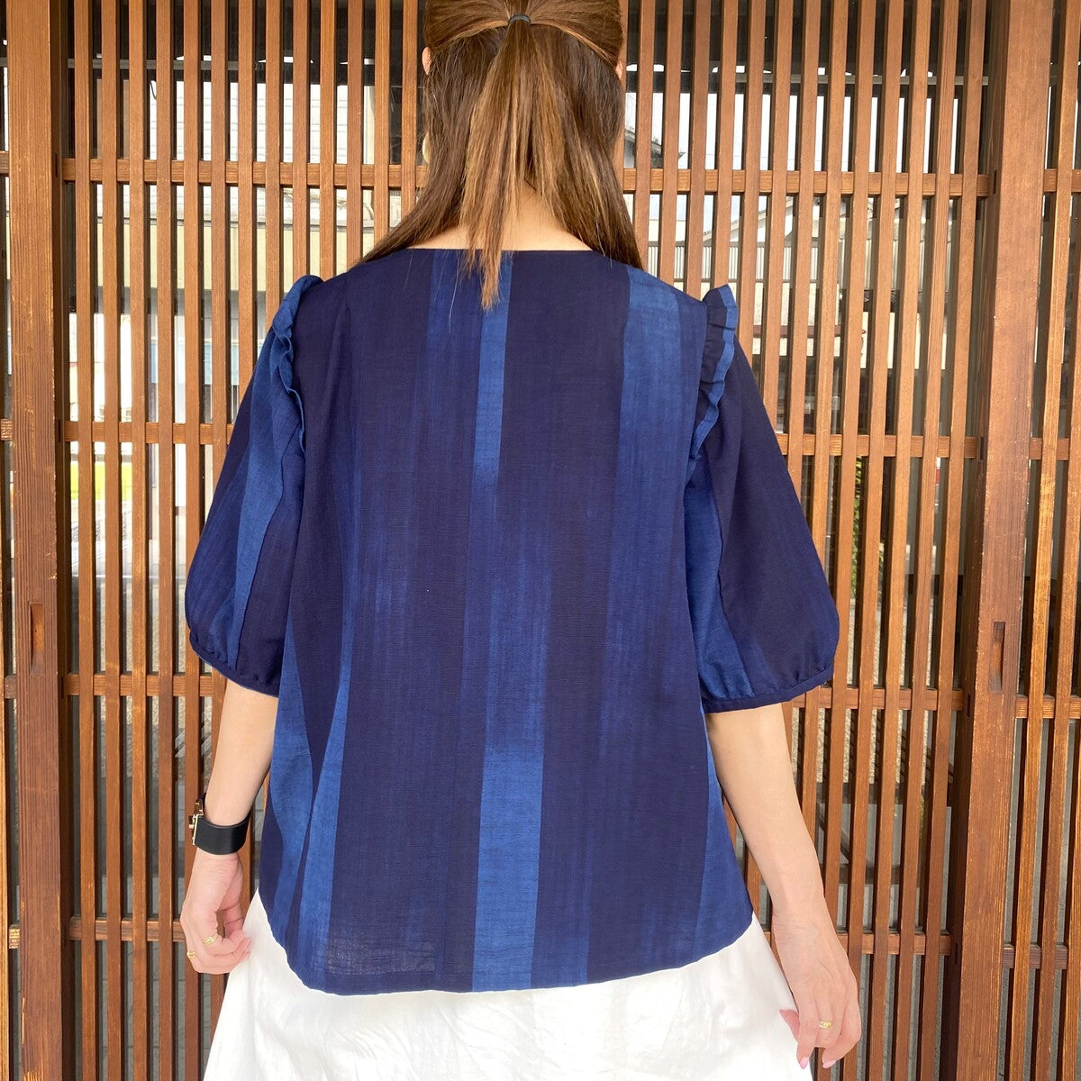 [Kurume Kasuri Frill Blouse] Front zipper, fluffy sleeves, gradation indigo