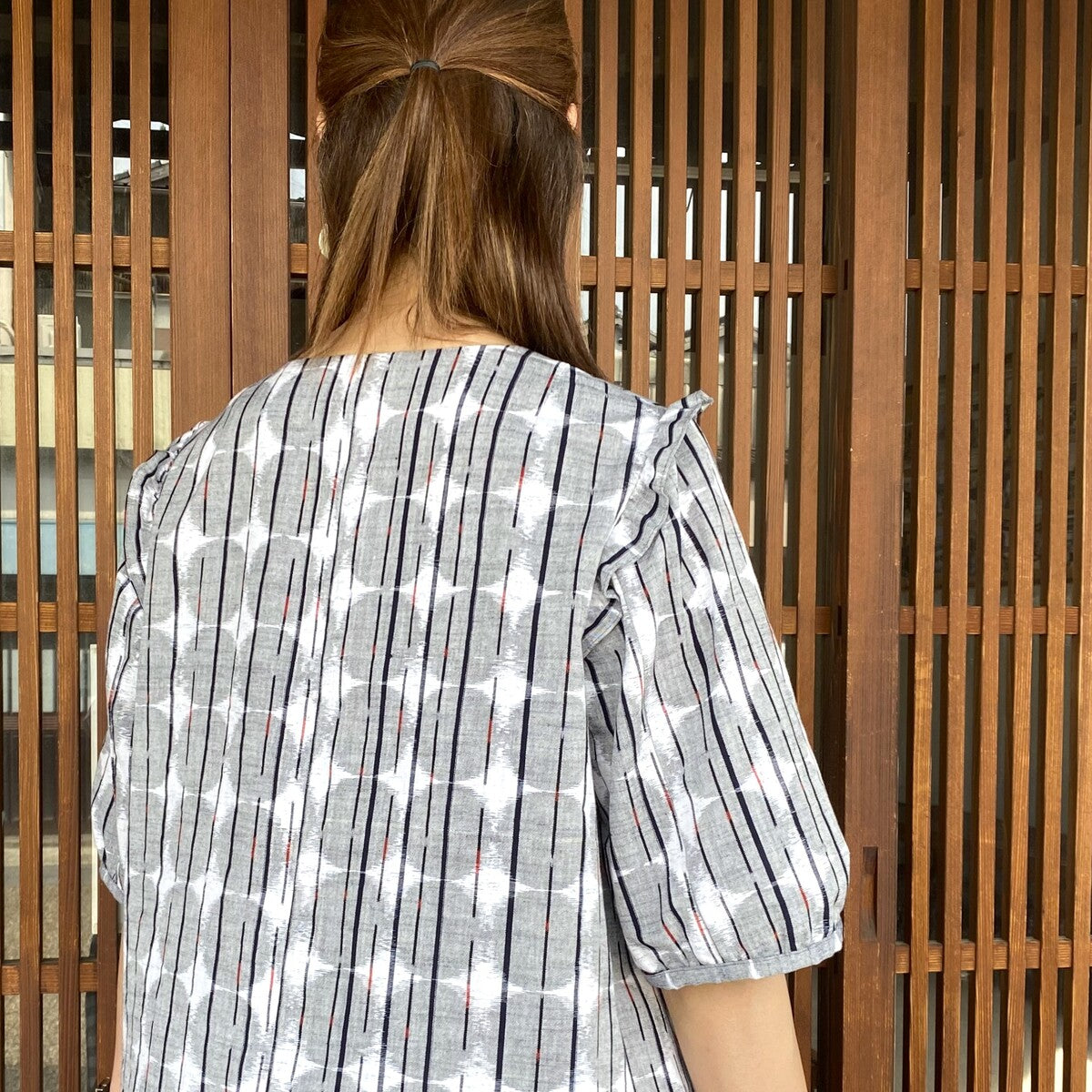 [Kurume Kasuri Frill Blouse] Front zipper, fluffy sleeves, gradation indigo