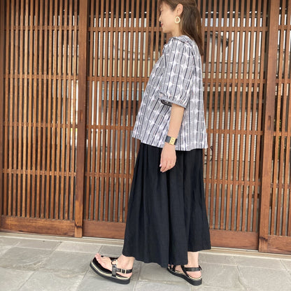 [Kurume Kasuri Frill Blouse] Front zipper, fluffy sleeves, gradation indigo