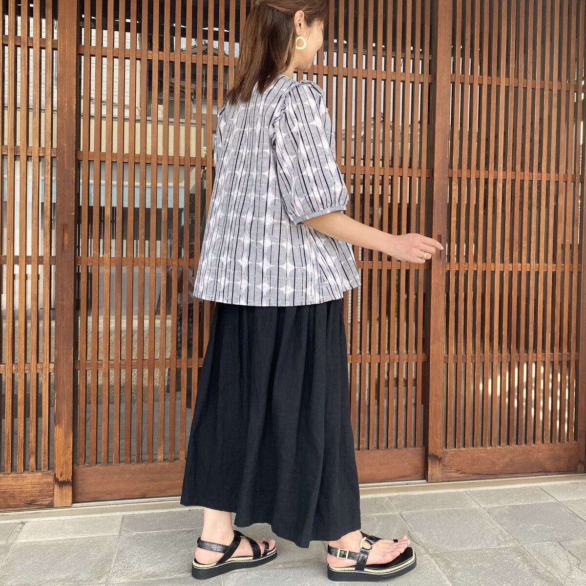 [Kurume Kasuri Frill Blouse] Front zipper, fluffy sleeves, gradation indigo