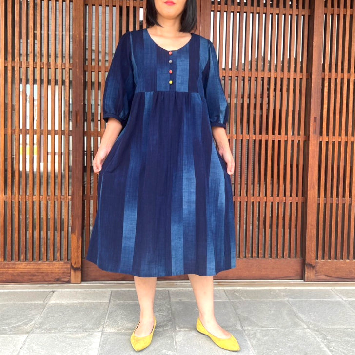 [Kurume kasuri dress] Striped pattern, indigo gradation