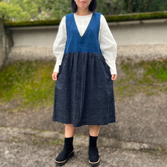 [Old cloth remake jumper skirt] One-of-a-kind item by the artist, indigo dyed, Kurume kasuri, literati pattern, calligraphy pattern 