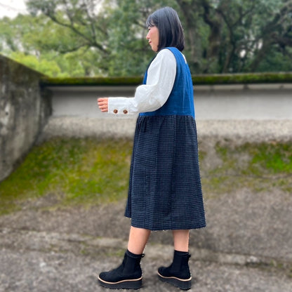 [Old cloth remake jumper skirt] One-of-a-kind item by the artist, indigo dyed, Kurume kasuri, literati pattern, calligraphy pattern 