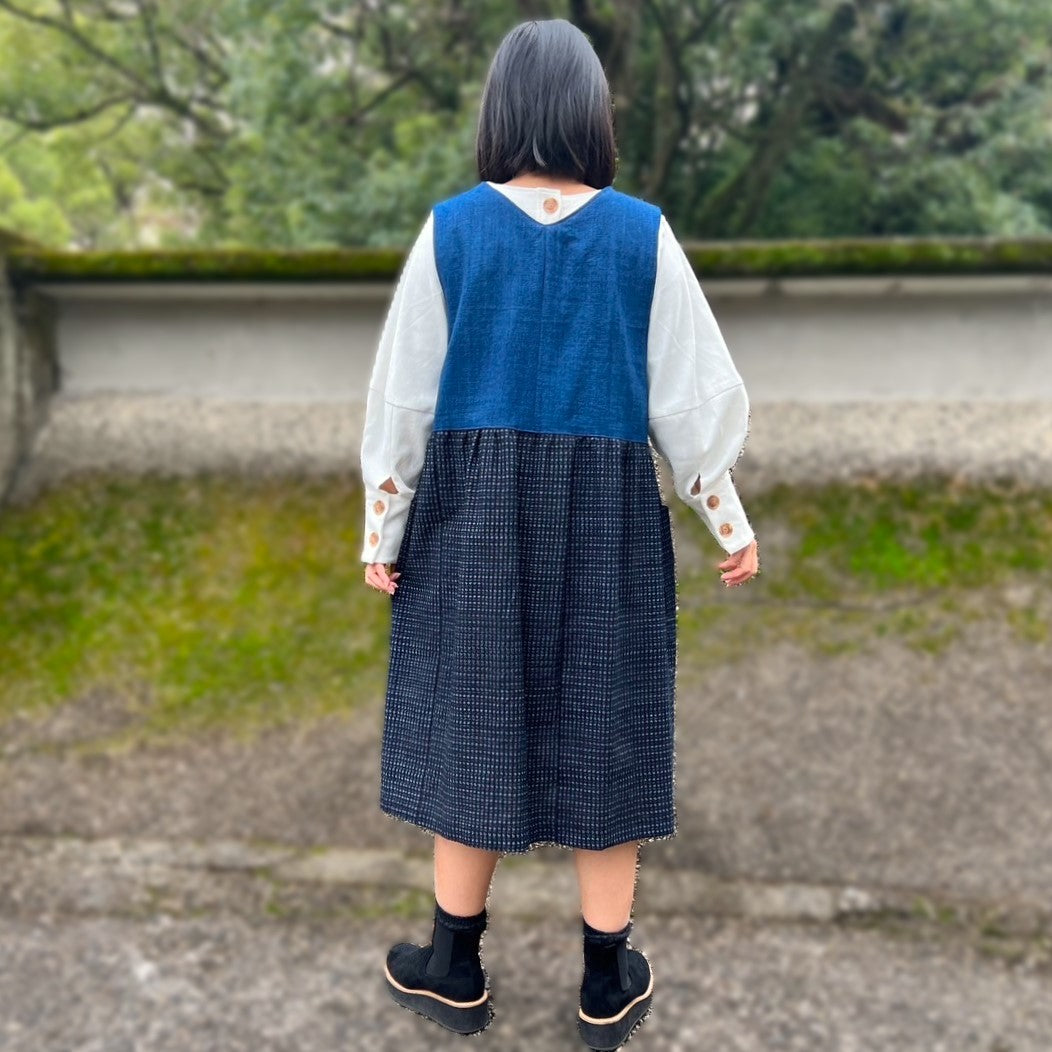 [Old cloth remake jumper skirt] One-of-a-kind item by the artist, indigo dyed, Kurume kasuri, literati pattern, calligraphy pattern 