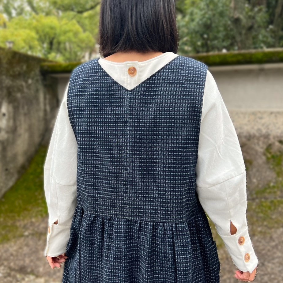 [Old cloth remake jumper skirt] Indigo dyed, Kurume kasuri, literati pattern, calligraphy pattern 