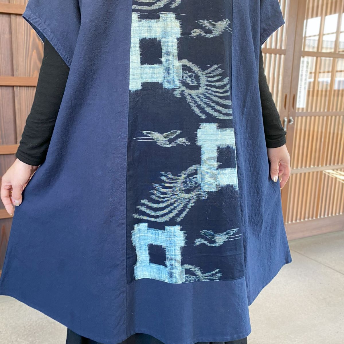 [Old cloth remake jumper skirt] Arabesque pattern tube drawing family crest sashiko
