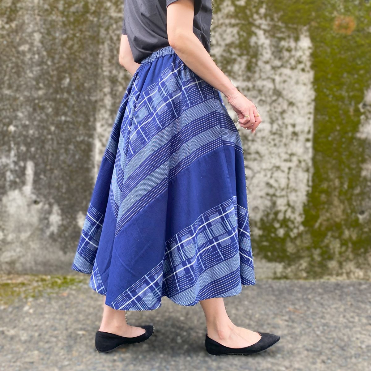 Giemon [Kurume kasuri jumper skirt Giemon 100% cotton A-line striped kasuri gradation dark blue 