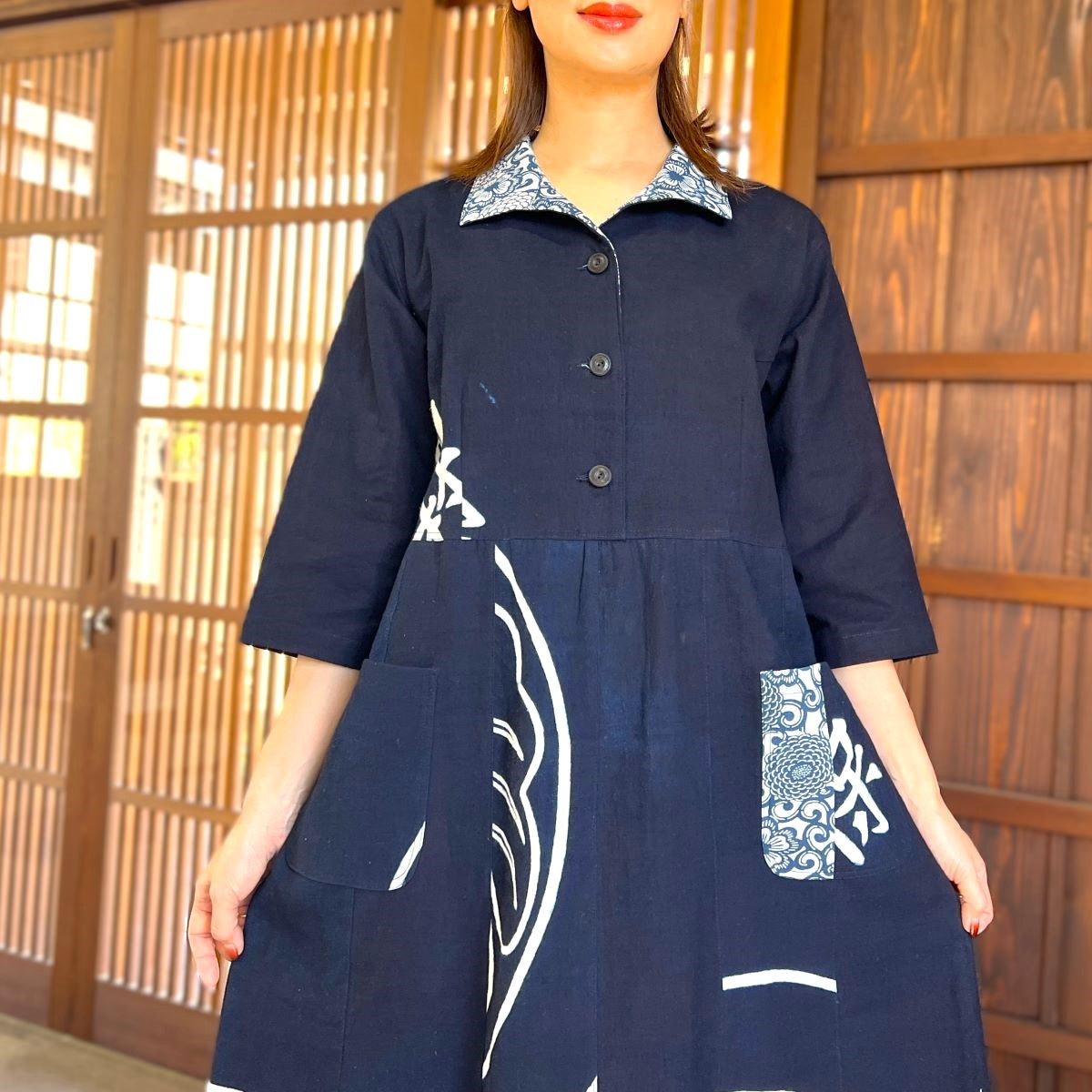 [Old cloth arrangement jumper skirt] One piece by the artist, indigo dyed, picture kasuri, family crest 