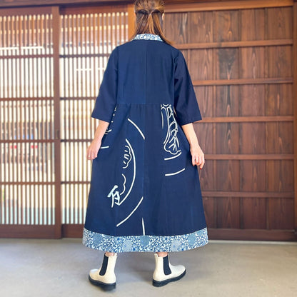 [Old cloth arrangement jumper skirt] One piece by the artist, indigo dyed, picture kasuri, family crest 