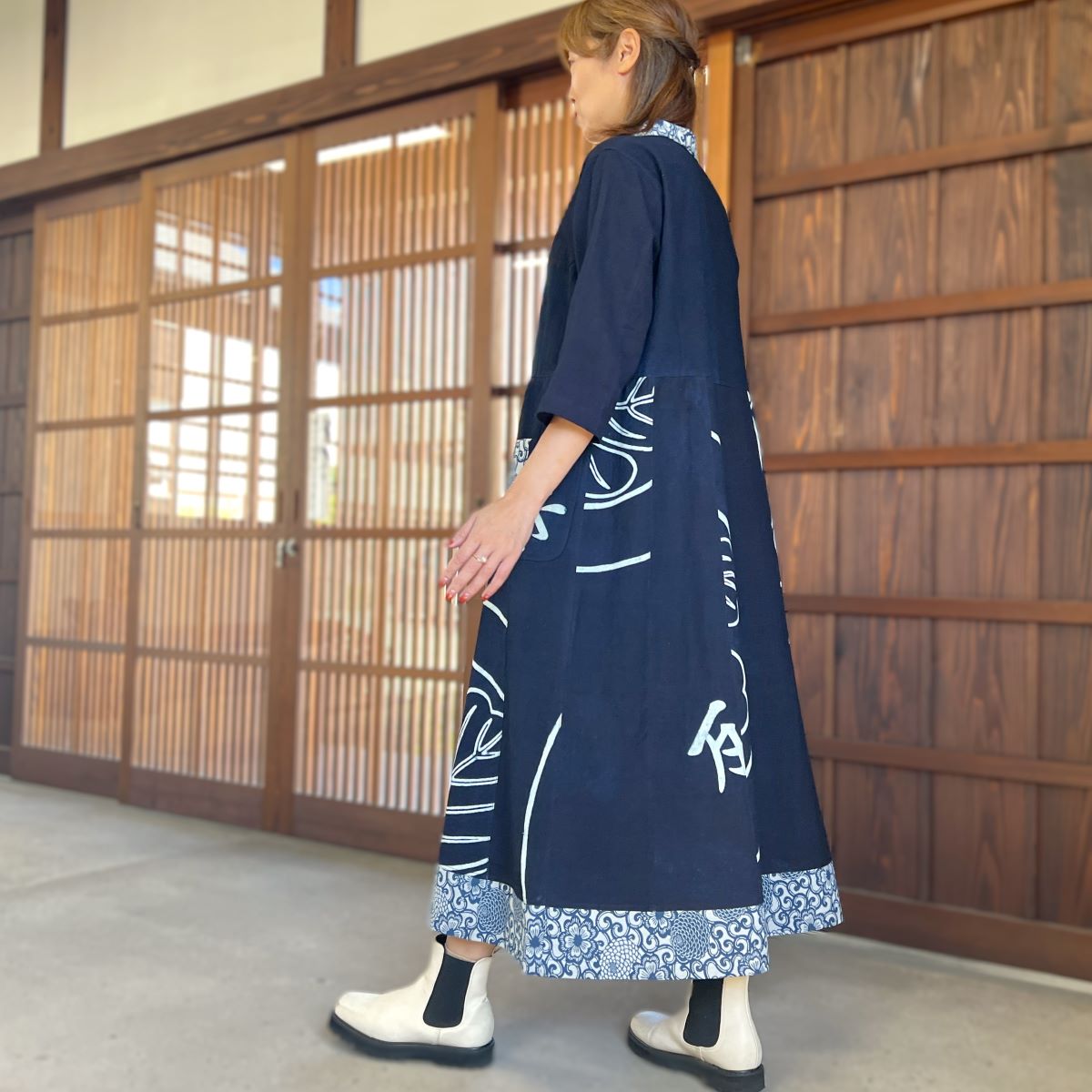 [Old cloth arrangement jumper skirt] One piece by the artist, indigo dyed, picture kasuri, family crest 