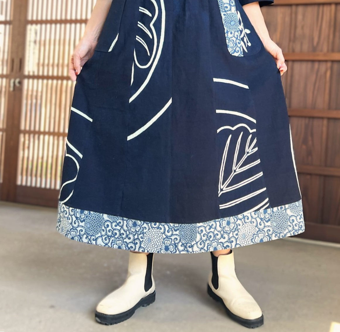 [Old cloth arrangement jumper skirt] One piece by the artist, indigo dyed, picture kasuri, family crest 