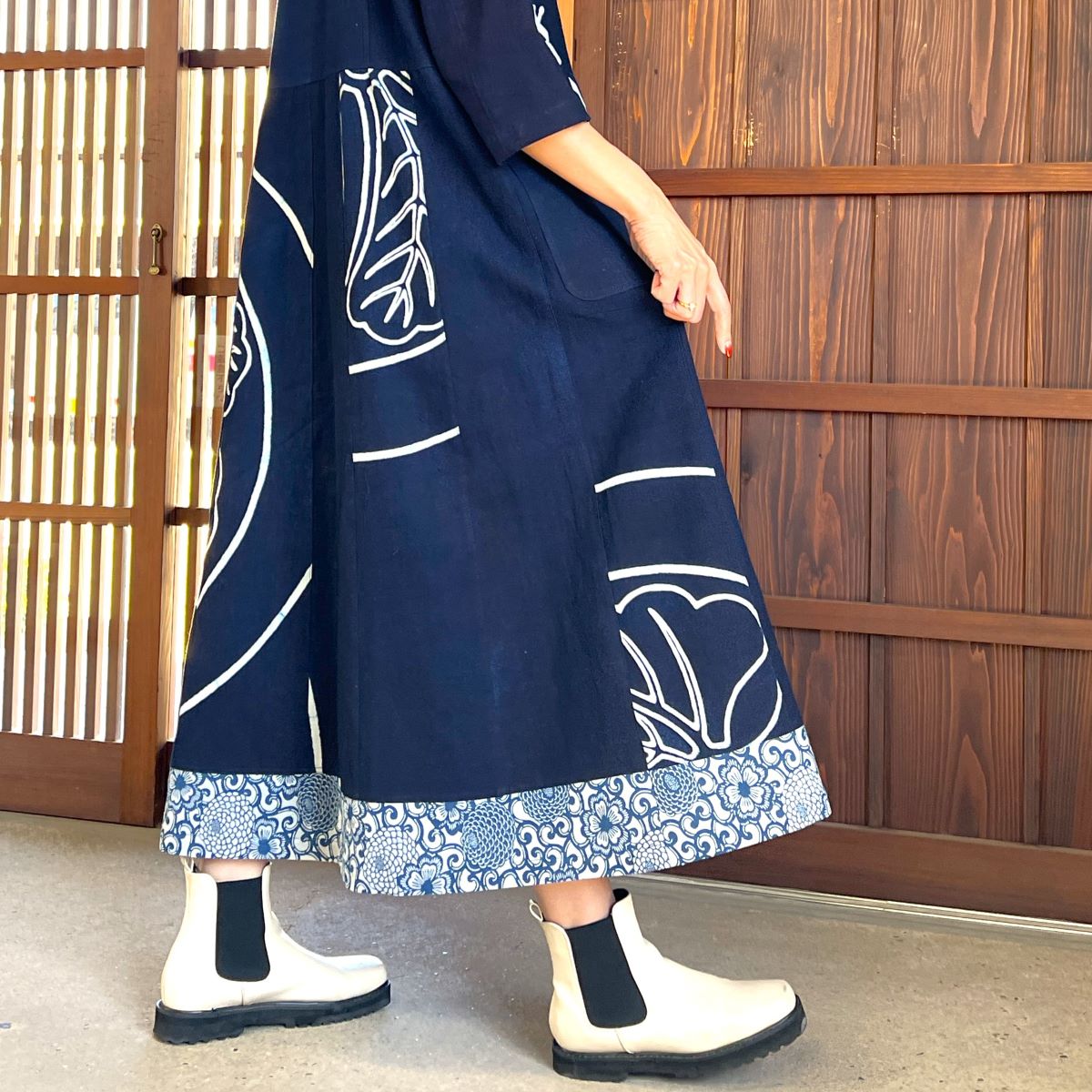 [Old cloth arrangement jumper skirt] One piece by the artist, indigo dyed, picture kasuri, family crest 