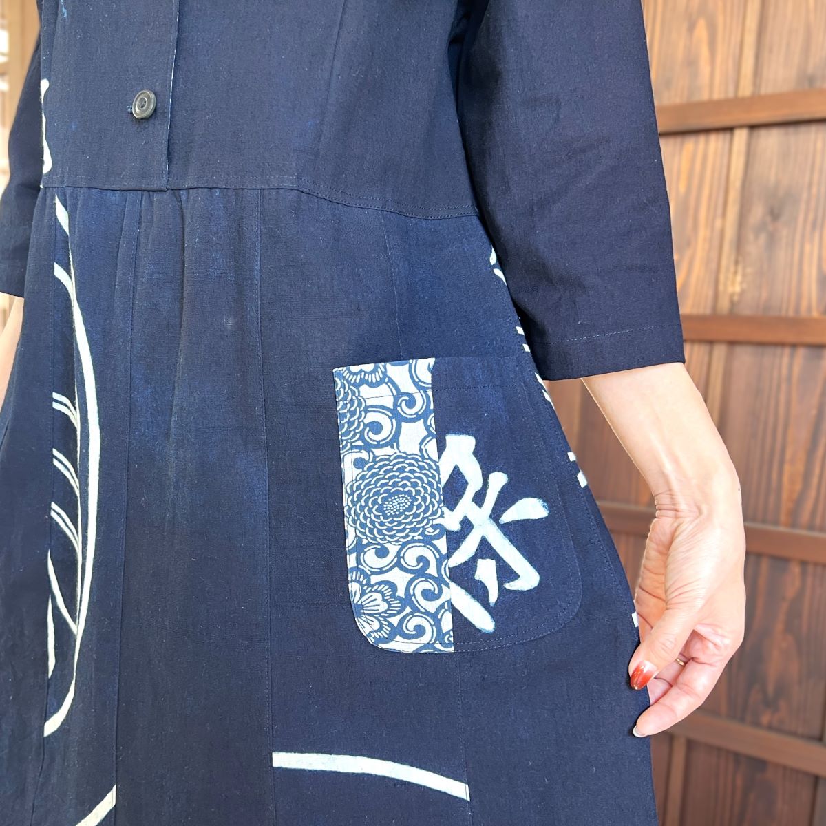 [Old cloth arrangement jumper skirt] One piece by the artist, indigo dyed, picture kasuri, family crest 