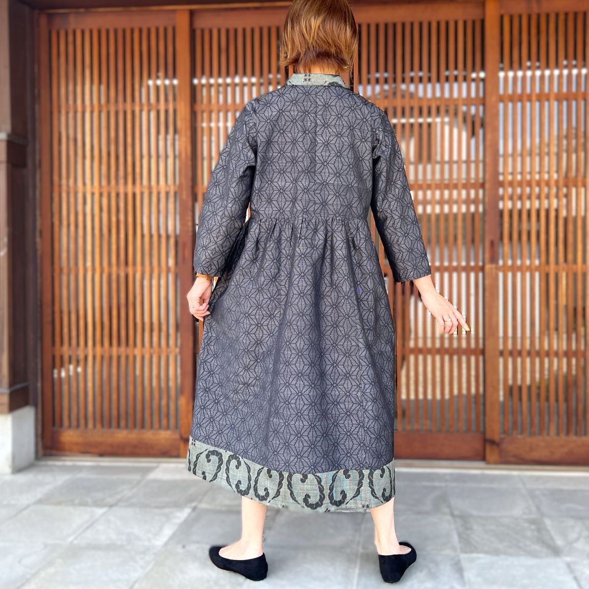 本場大島紬 ロングワンピース 仕付け糸付き 少し汚れ有 大島紬アレンジ襟付きワンピース】高木ふくえ作 10．12．2